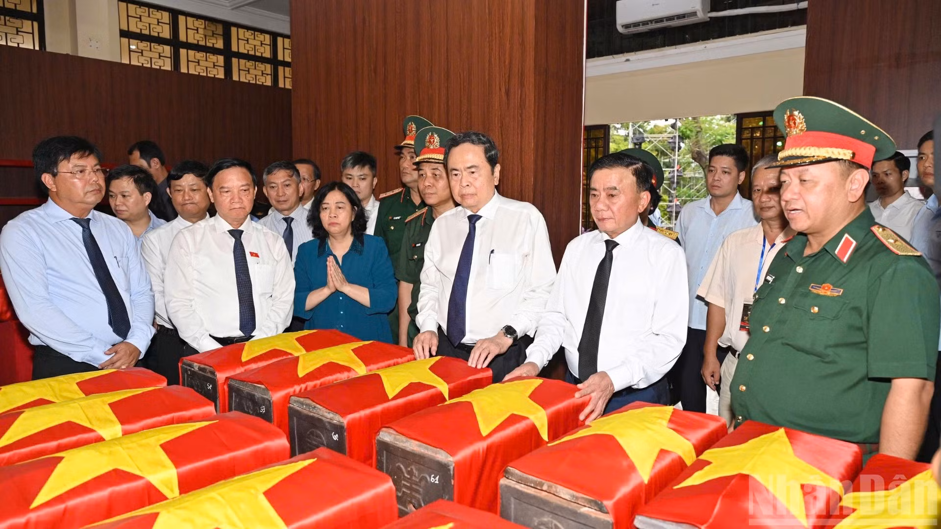 Chủ tịch Quốc hội Trần Thanh Mẫn cùng đoàn công tác Trung ương đã đến dâng hoa, dâng hương các Anh hùng liệt sĩ và thăm, động viên lực lượng đang thực hiện nhiệm vụ tìm kiếm, quy tập hài cốt liệt sĩ.