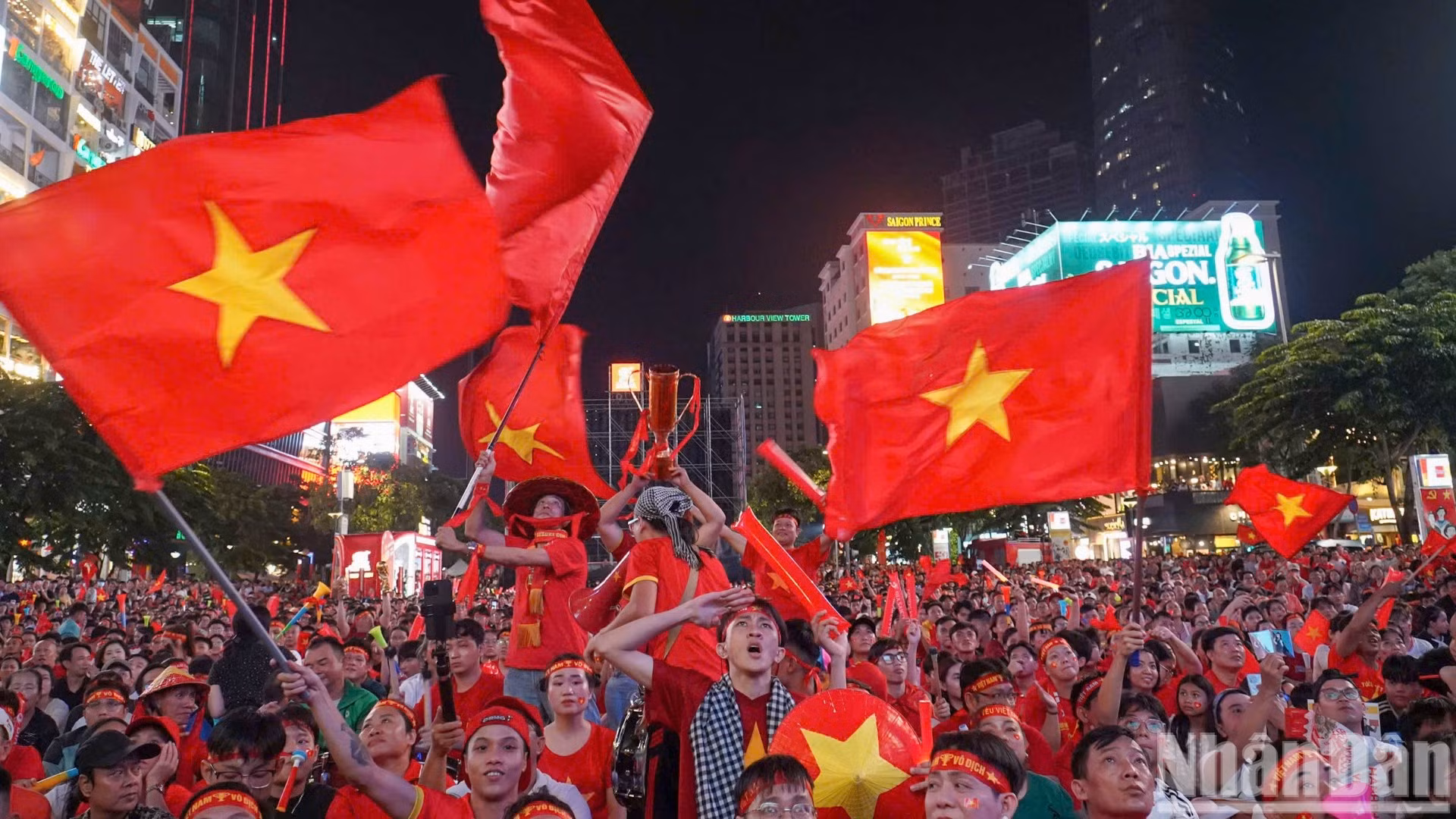 Hàng nghìn người dân Thành phố Hồ Chí Minh đã đổ xuống đường ăn mừng đội tuyển Việt Nam giành chức vô địch ASEAN Cup 2026.