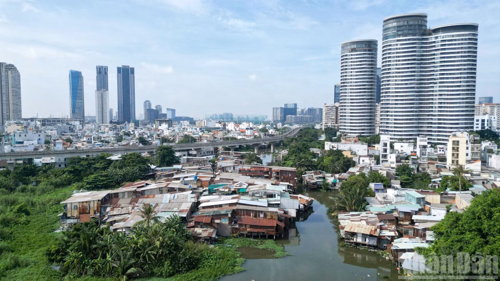 Rạch Văn Thánh dài khoảng 1,9km, nối từ cầu Điện Biên Phủ đến ngã ba kênh Nhiêu Lộc-Thị Nghè, đi qua địa bàn phường Thạnh Mỹ Tây, Thành phố Hồ Chí Minh.