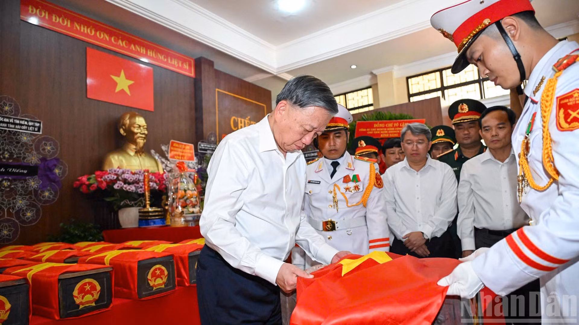 Tổng Bí thư, Chủ tịch nước Tô Lâm thắp hương tưởng nhớ liệt sĩ và kiểm tra khu vực lưu giữ tạm thời các bộ hài cốt liệt sĩ vừa được khai quật tại Công viên Lê Thị Riêng.