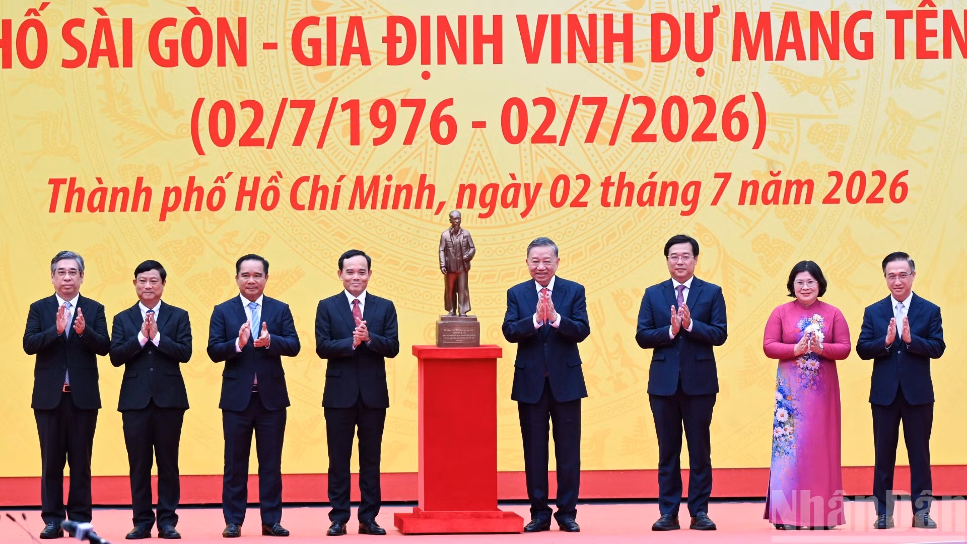 Tổng Bí thư, Chủ tịch nước Tô Lâm trao bức tượng Chủ tịch Hồ Chí Minh tặng Đảng bộ, chính quyền và nhân dân Thành phố Hồ Chí Minh.