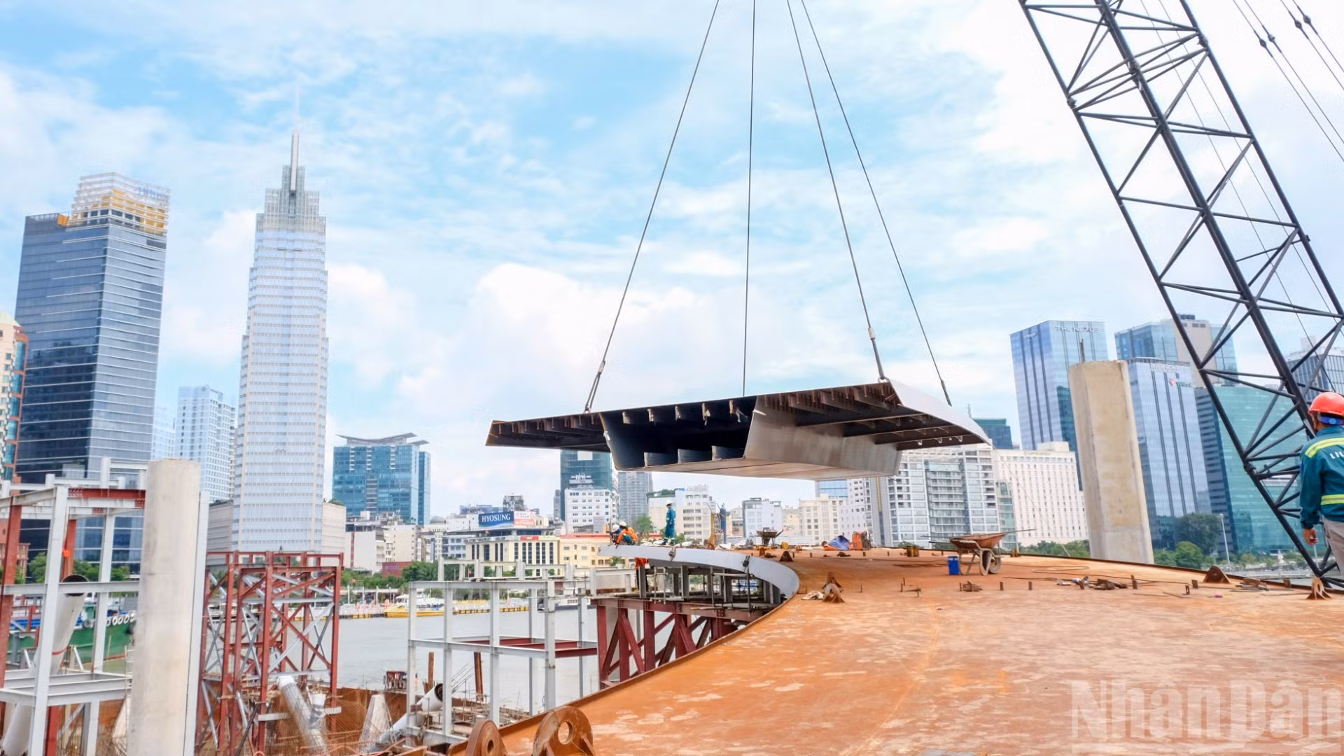 Cầu đi bộ qua sông Sài Gòn đang được đẩy nhanh tiến độ.