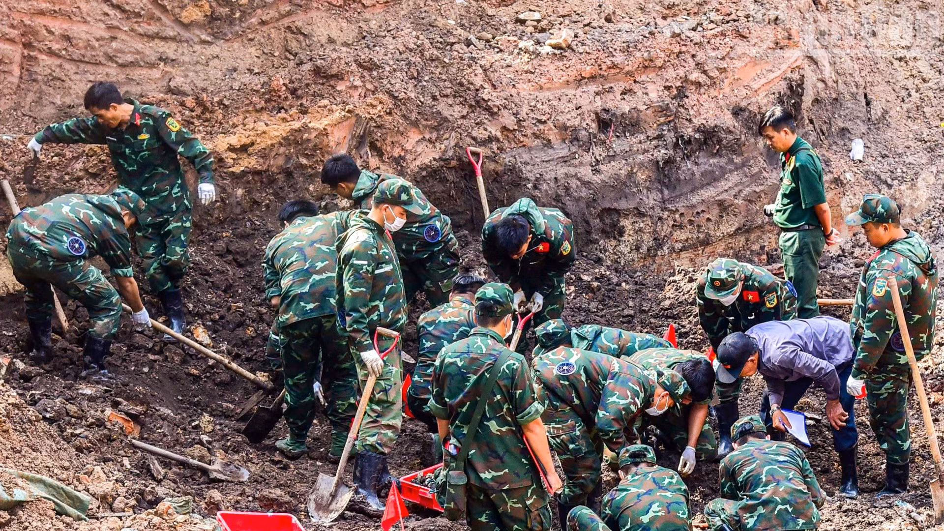 Cán bộ, chiến sĩ Đội K74 Bộ Tư lệnh Thành phố Hồ Chí Minh miệt mài thực hiện nhiệm vụ, quy tập hài cốt liệt sĩ.