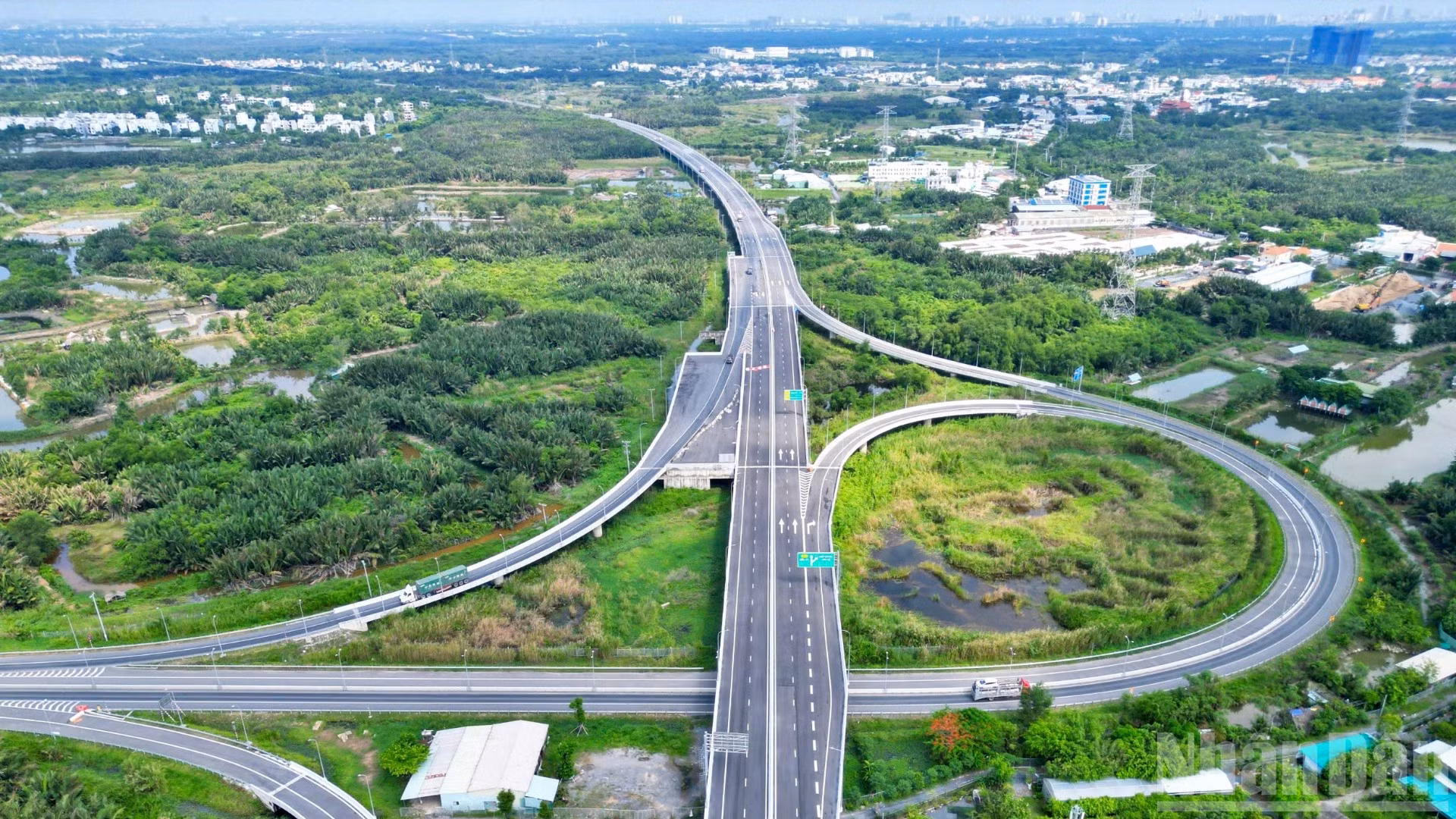 Cao tốc Bến Lức-Long Thành dài 57,8km đang hoàn tất những công đoạn cuối cùng, sẵn sàng thông xe toàn tuyến.