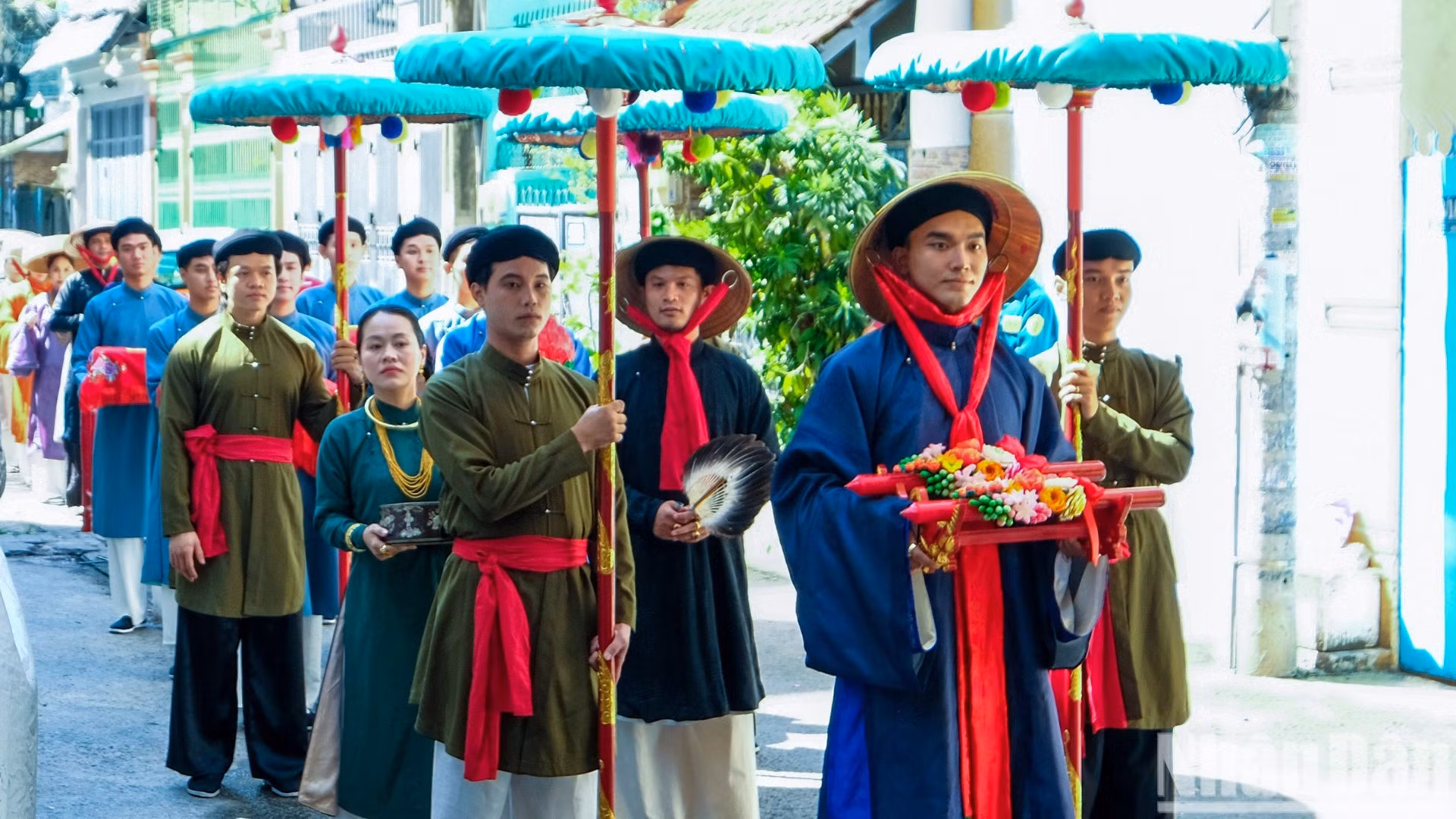 Nghi thức “Thượng đăng bái đường”, thể hiện lòng tri ân tổ tiên và mong ước đôi trẻ gắn bó bền chặt, có cuộc sống hôn nhân hạnh phúc.