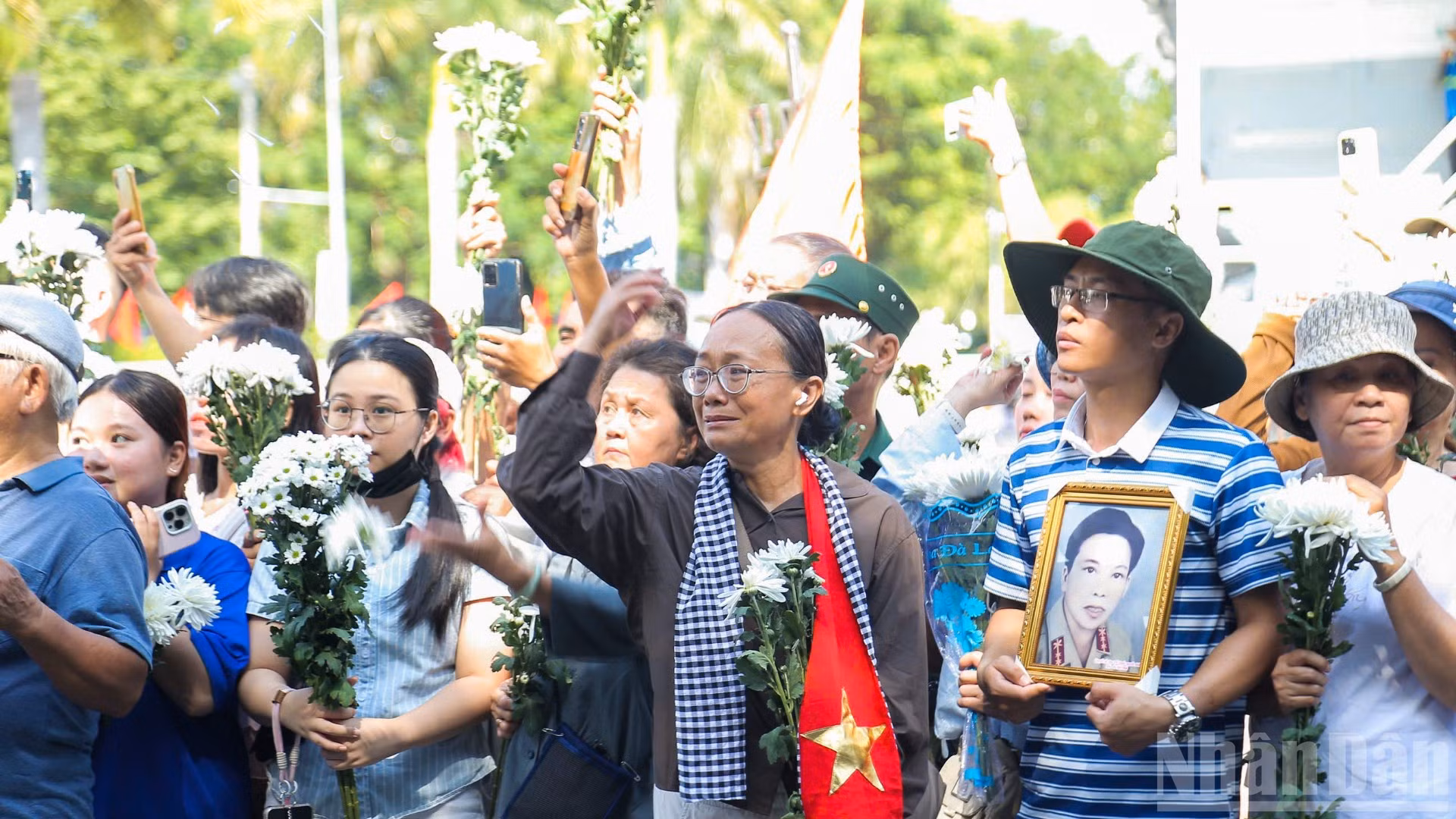 Người dân Thành phố Hồ Chí Minh tiễn đưa các liệt sĩ về nơi an nghỉ.