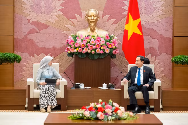 Chủ tịch Quốc hội Trần Thanh Mẫn tiếp Tổng Thư ký AIPA Siti Rozaimeriyanty Dato Haji Abdul Rahman. (Ảnh: DUY LINH)