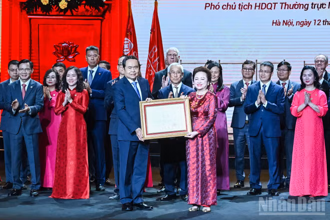 Chủ tịch Quốc hội Trần Thanh Mẫn trao tặng Danh hiệu Anh hùng Lao động cho bà Nguyễn Thị Nga, Chủ tịch Tập đoàn BRG. (Ảnh: DUY LINH)