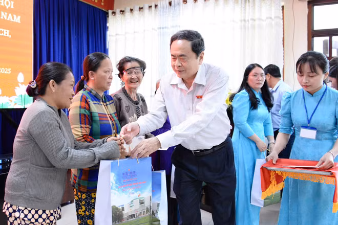 Chủ tịch Quốc hội trao quà tặng các gia đình chính sách, người có công và trẻ em có hoàn cảnh khó khăn bà con đồng bào dân tộc thiểu số tại địa phương.