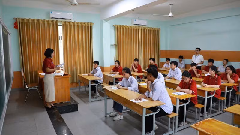 Cán bộ làm thi phổ biến, quán triệt lại cho các thí sinh về quy chế, quy định của kỳ thi.