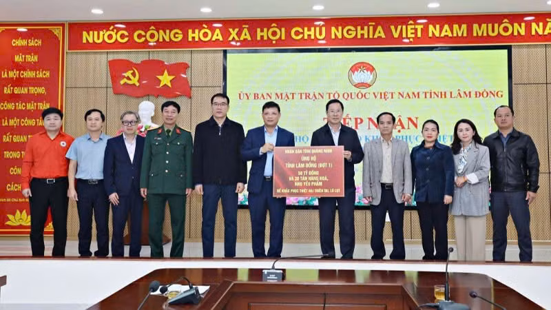 Tỉnh Quảng Ninh trao kinh phí, nhu yếu phẩm ủng hộ tỉnh Lâm Đồng.