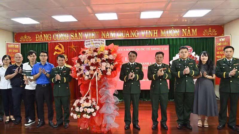 Ban Chỉ huy Bộ đội Biên phòng tỉnh Quảng Ninh chúc mừng mô hình “Tổ dân vận đối ngoại” tại Cửa khẩu quốc tế Móng Cái. 