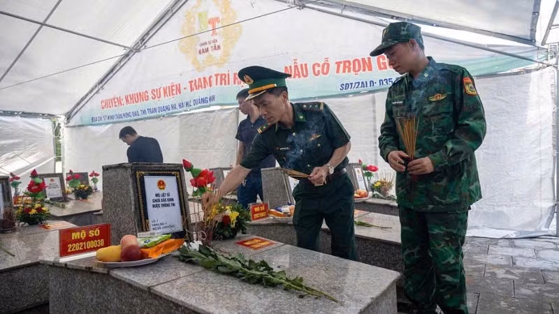Tổ chức lấy mẫu hài cốt liệt sĩ tại nghĩa trang liệt sĩ Hải Hà, xã Quảng Hà, tỉnh Quảng Ninh.