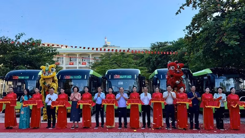 Các đại biểu cắt băng khai trương tuyến xe buýt đưa đón học sinh đến trường năm học 2026-2027. (Ảnh: QUANG THỌ)