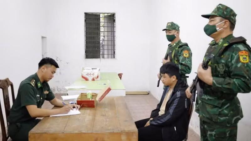 Đối tượng Nguyễn Anh Tuấn tại Đồn Biên phòng cửa khẩu quốc tế Móng Cái.
