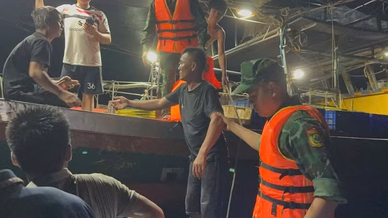 Cán bộ, chiến sĩ Đồn Biên phòng Quảng Đức tiếp cận và cứu nạn thành công 3 ngư dân gặp nạn trên biển.