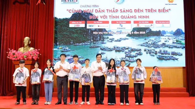 Lãnh đạo tỉnh Quảng Ninh và Báo Pháp luật Thành phố Hồ Chí Minh trao tặng quà cho các cháu học sinh vượt khó học giỏi.
