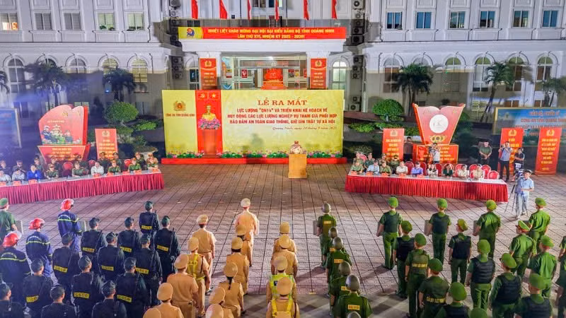 Quang cảnh lễ ra mắt lực lượng QN-14.