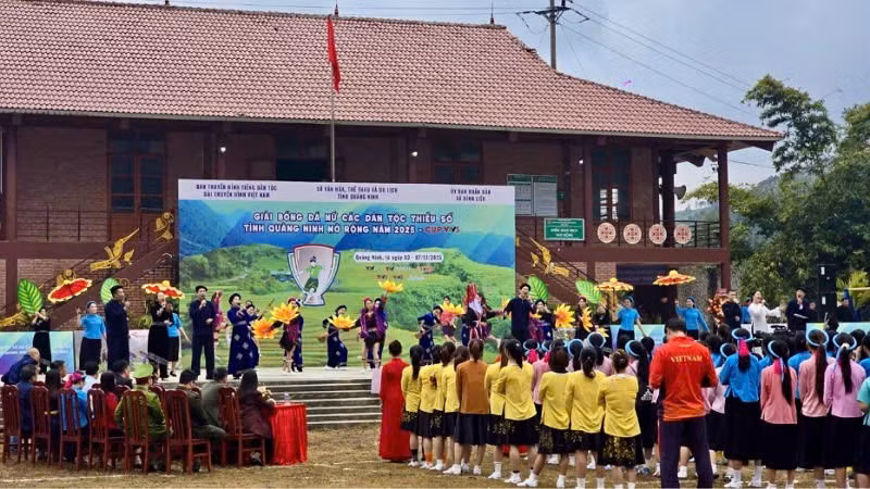 Quang cảnh lễ khai mạc Giải Bóng đá nữ các dân tộc thiểu số tỉnh Quảng Ninh mở rộng năm 2025 – Cúp VTV5.