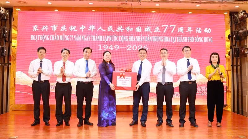 Đồng chí Nguyễn Thị Hiền, Bí thư Đảng ủy phường Móng Cái 1 chúc mừng chính quyền thành phố Đông Hưng nhân dịp kỷ niệm 77 năm Quốc khánh Trung Quốc. (Ảnh: QUANG THỌ)