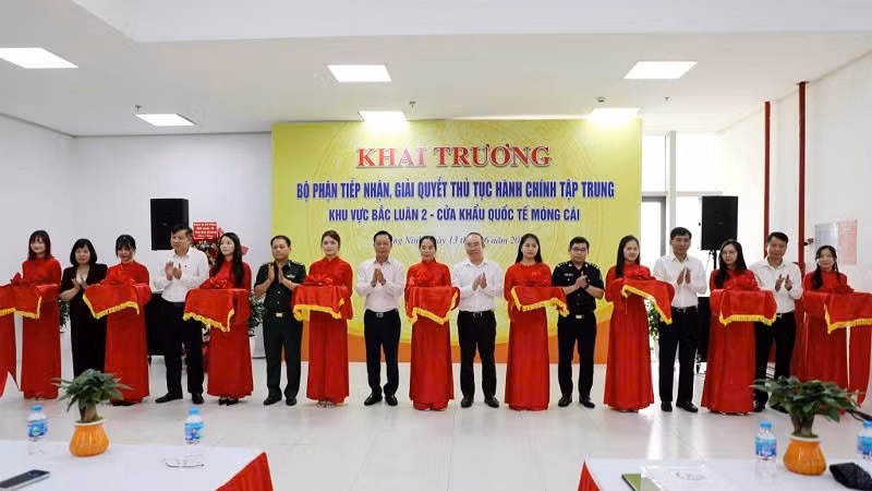 Các đại biểu cắt băng khai trương Bộ phận tiếp nhận, giải quyết thủ tục hành chính tập trung khu vực Bắc Luân II (cửa khẩu quốc tế Móng Cái).