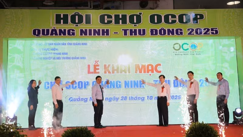 Các đại biểu nhấn nút khai mạc Hội chợ OCOP Quảng Ninh-thu đông 2025.