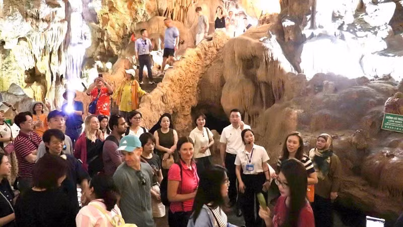 Khách tham quan động Thiên Cung trên Vịnh Hạ Long.