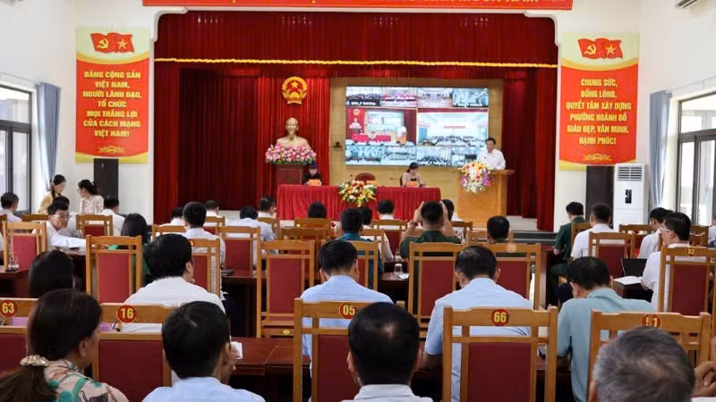 Quang cảnh buổi tiếp xúc cử tri tại phường Hoành Bồ, Quảng Ninh.