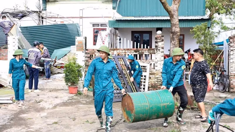 Cán bộ, chiến sĩ Ban Chỉ huy quân sự xã Đầm Hà (Quảng Ninh) giúp nhân dân khắc phục hậu quả do giông lốc gây ra.