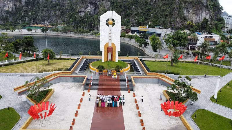 Đoàn đại biểu Hội Nhà báo tỉnh Quảng Ninh, Trung tâm Truyền thông tỉnh Quảng Ninh dâng hương tại Đài tưởng niệm các Anh hùng liệt sỹ thành phố Hạ Long.