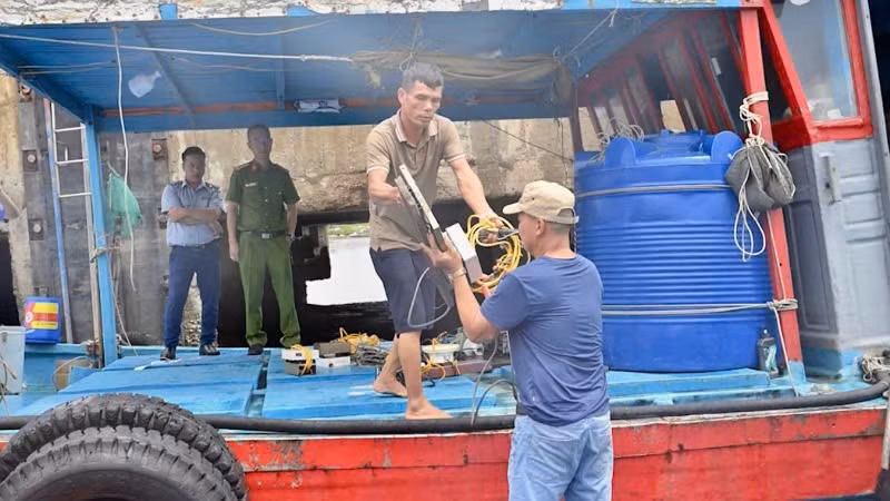 Lực lượng chức năng thu giữ các thiết bị giám sát hành trình bị các đối tượng tháo khỏi tàu.