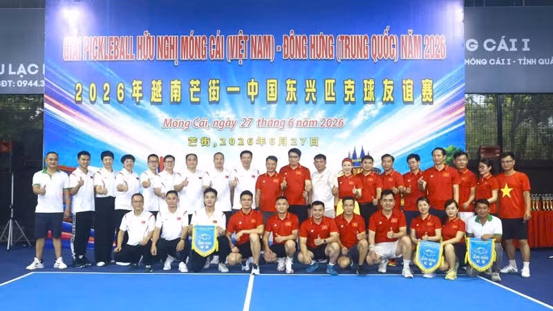 Lãnh đạo các địa phương biên giới Quảng Ninh (Việt Nam) và thành phố Đông Hưng (Trung Quốc) chụp ảnh lưu niệm với vận động viên.