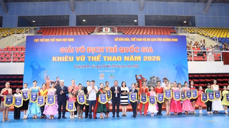 Ban tổ chức tặng cờ lưu niệm cho các đoàn tham gia giải.