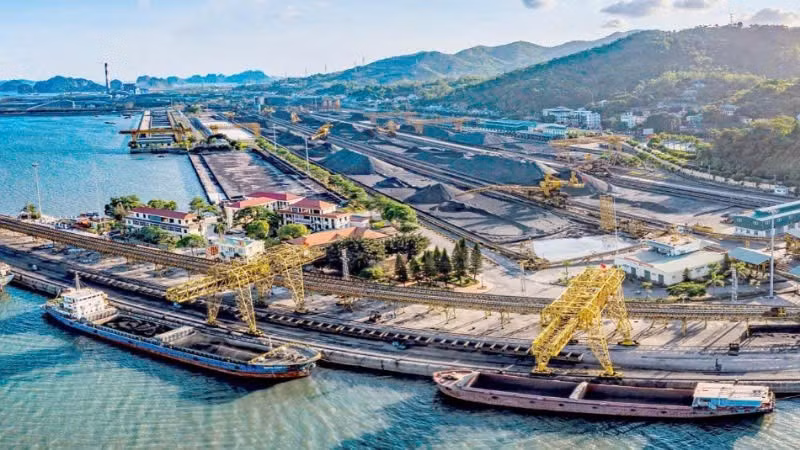 Toàn cảnh hệ thống bốc, rót than của Công ty tuyển than Cửa Ông - TKV tại Cảng Cẩm Phả.