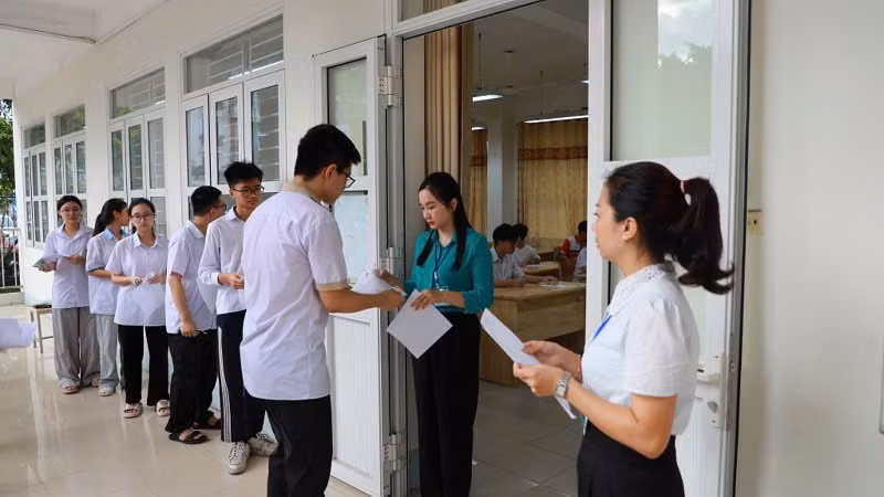 Cán bộ coi thi gọi thí sinh vào phòng thi.