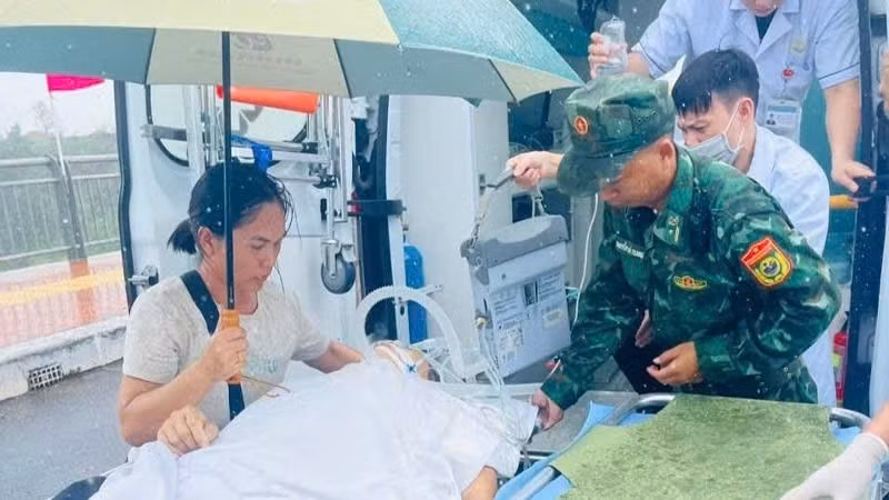 Bộ đội Biên phòng Quảng Ninh (Việt Nam) hỗ trợ đưa các bệnh nhân xuất cảnh sang Đông Hưng (Trung Quốc). (Ảnh: QUANG THỌ)