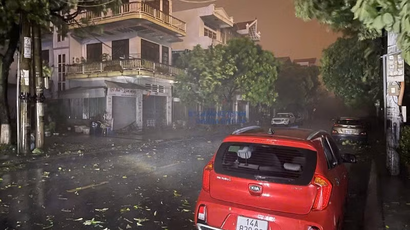 Mưa lớn kèm gió giật mạnh khiến một số khu vực trên địa bàn phường Móng Cái 1 bị mất điện. (Ảnh: Báo và Phát thanh truyền hình Quảng Ninh)