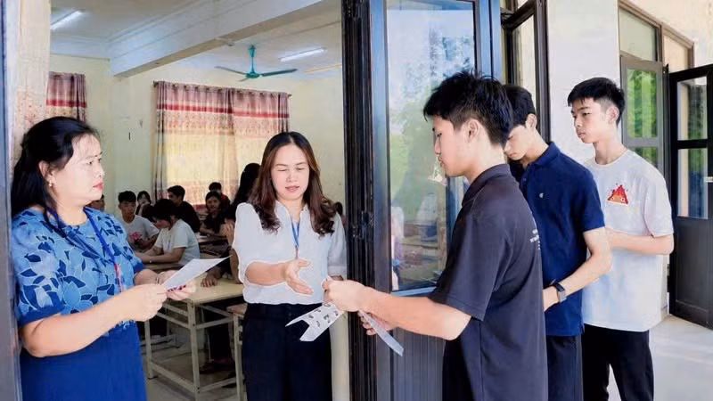 Cán bộ coi thi gọi thí sinh vào phòng thi và kiểm tra giấy báo dự thi, giấy tờ cá nhân của thí sinh tại điểm thi ở đặc khu Cô Tô.