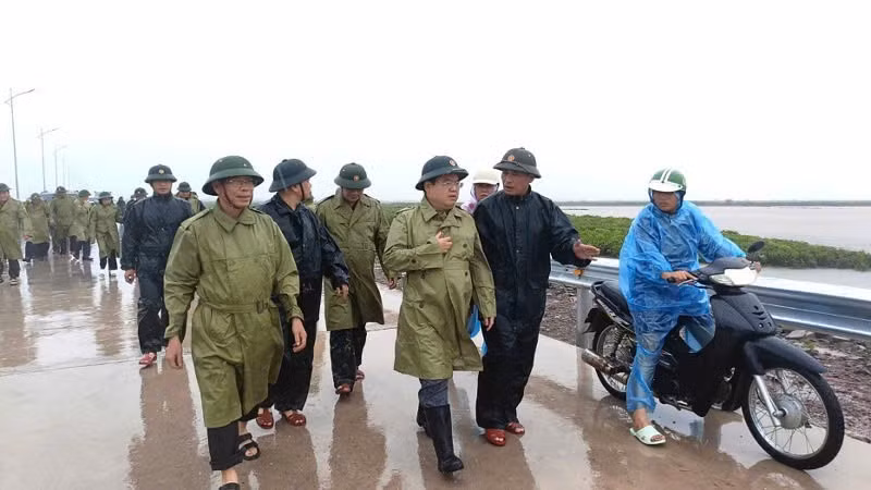 Bí thư Tỉnh ủy Quảng Ninh trực tiếp kiểm tra công tác khắc phục hậu quả của bão số 1 tại các địa phương khu vực Móng Cái. (Ảnh: Trung tâm cung ứng dịch vụ phường Móng Cái 1) 