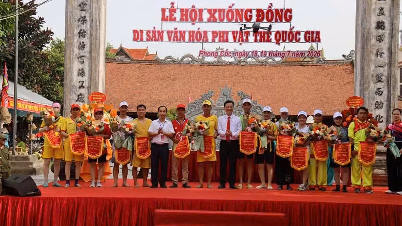 Ban tổ chức tặng cờ lưu niệm cho các đội tham gia Lễ hội xuống đồng.
