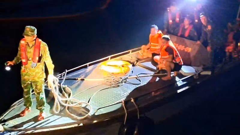 Lực lượng Biên phòng Quảng Ninh nhanh chóng tổ chức cứu hộ, cứu nạn và đưa các ngư dân bị nạn vào bờ an toàn.