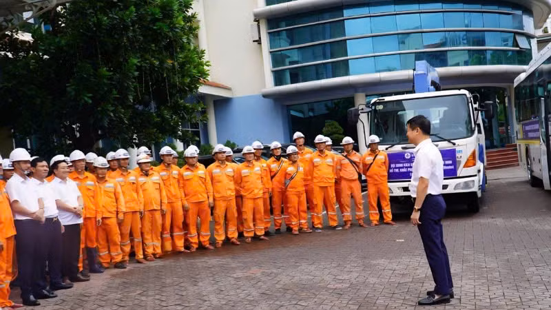 Lãnh đạo Công ty Điện lực Quảng Ninh giao nhiệm vụ cho Đội xung kích lên đường giúp tỉnh Nghệ An khắc phục bão số 10.