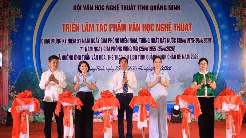 Các đại biểu cắt băng khai mạc triển lãm.