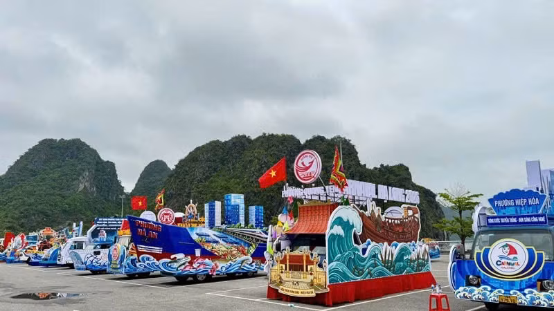Mô hình xe diễu hành của các xã, phường, đặc khu tham gia hội thi.