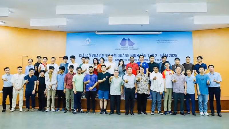 Ban tổ chức chụp ảnh lưu niệm với lãnh đạo và vận động viên các đoàn tham gia giải.