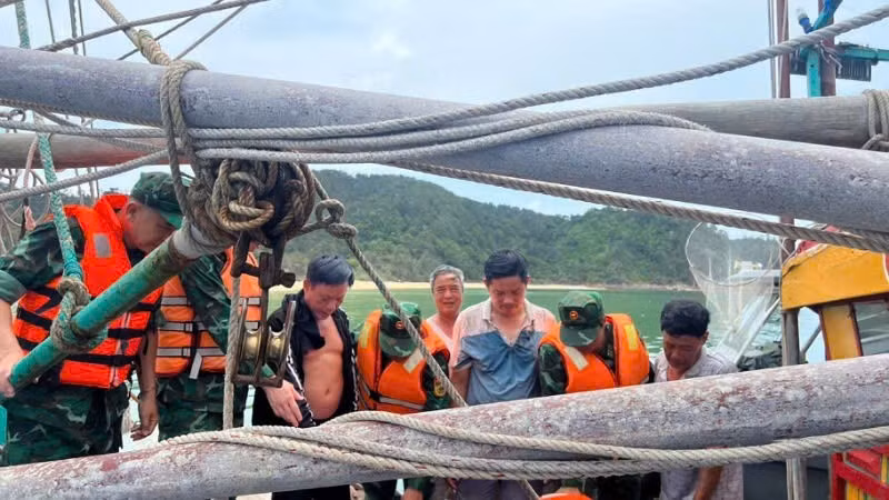 Các thuyền viên của tàu cá được Bộ đội Biên phòng cứu hộ, đưa vào bờ an toàn.