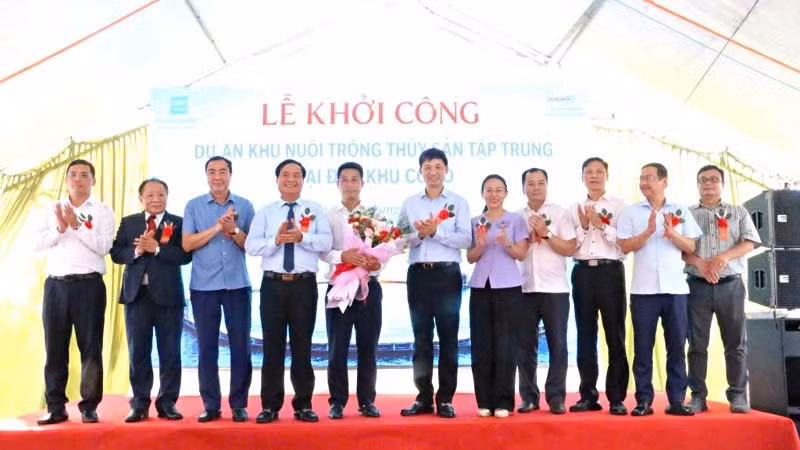 Lãnh đạo tỉnh và các sở, ngành tặng hoa chúc mừng chủ đầu tư dự án.