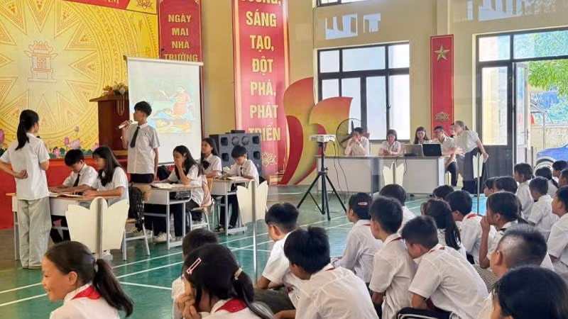 Giờ học của các em ở Trường tiểu học và trung học cơ sở Hải Sơn, xã Hải Sơn. 