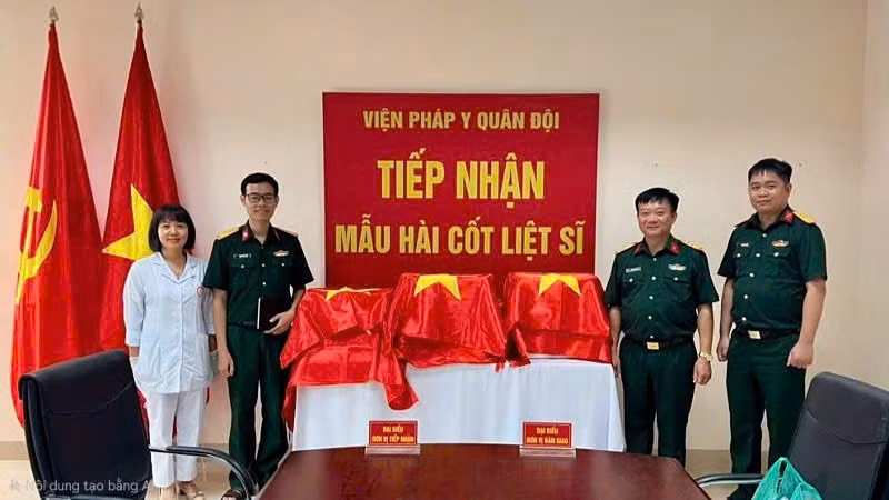 Tỉnh Quảng Ninh hoàn thành bàn giao 100% mẫu hài cốt liệt sĩ thu nhận được cho Viện Pháp y Quân đội để phục vụ phân tích, giám định ADN. (Ảnh: QMG)