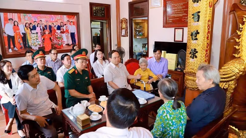 Bí thư Tỉnh ủy Quảng Ninh Quản Minh Cường ân cần hỏi thăm sức khỏe Mẹ Việt Nam Anh hùng Nguyễn Thị Huệ (104 tuổi) ở khu Vĩnh Tuy, phường Mạo Khê. 